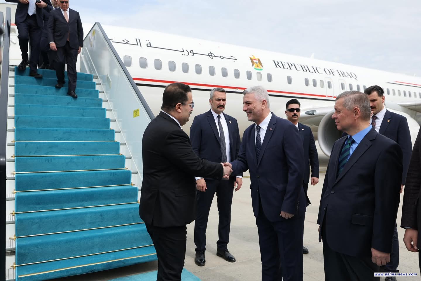 وزير التجارة التركي عمر بولات يستقبل رئيس الوزراء العراقي محمد شياع السوداني لدى وصوله إلى مطار أنقرة الدولي.